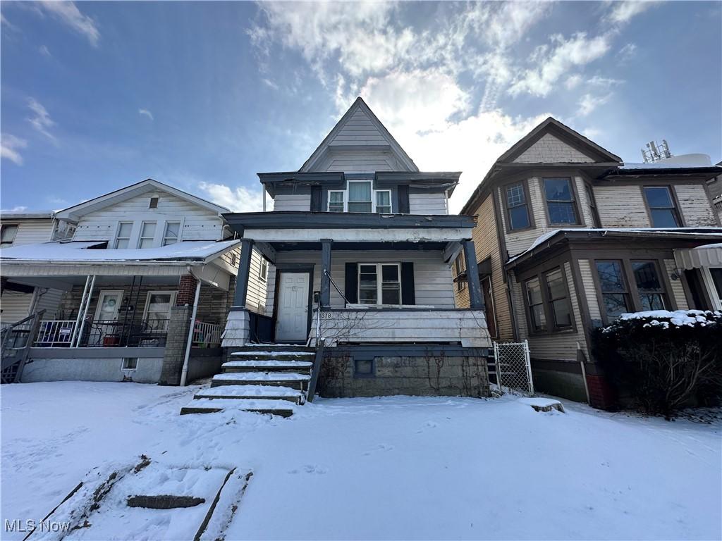 view of front of property featuring a porch