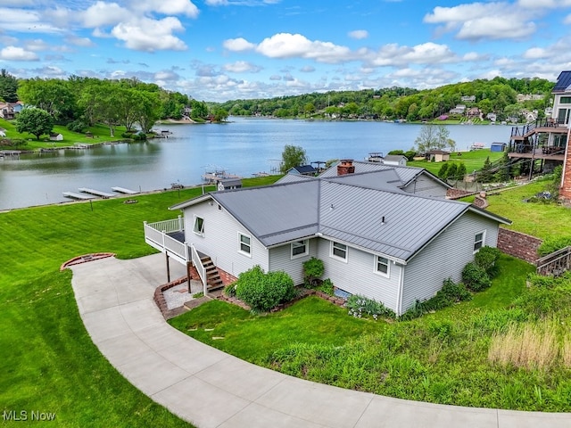 382 E Mohawk Dr, Malvern, OH 44644 - aerial view of property and surrounding area with a nearby body of water
