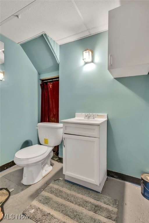 bathroom with baseboards, toilet, a shower with curtain, vanity, and concrete floors