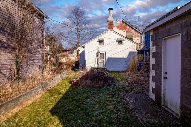 view of yard at dusk