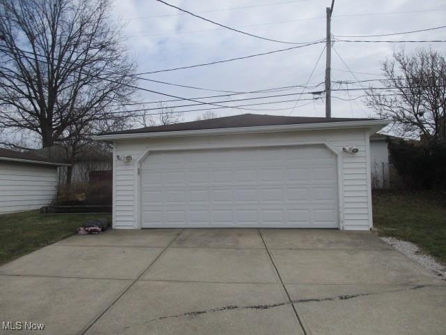 view of detached garage