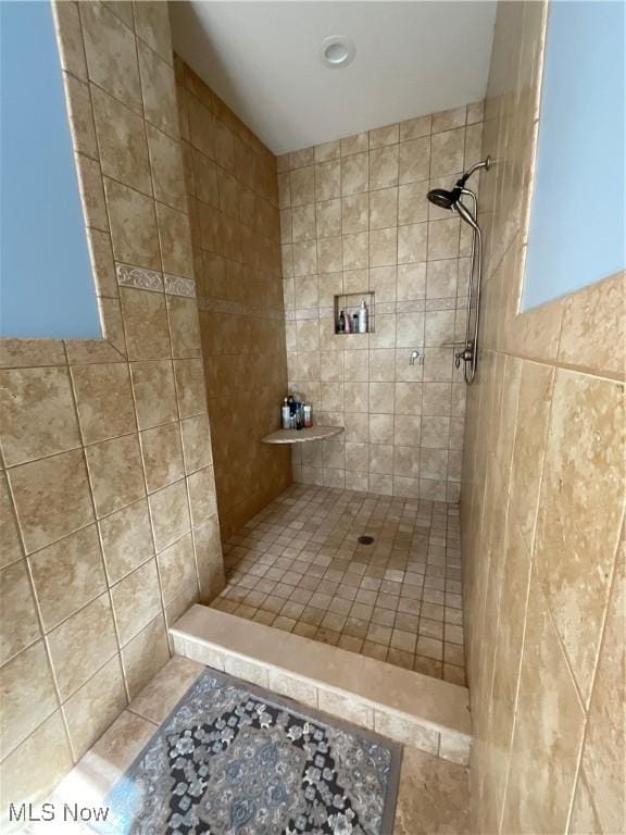 full bath with tiled shower