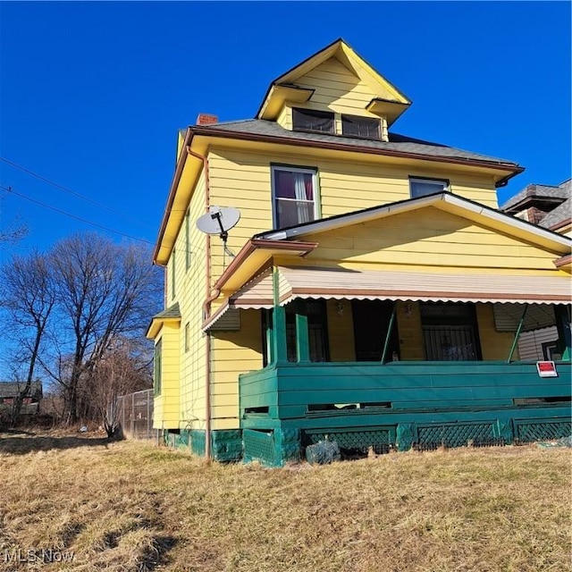 view of front of property featuring a front yard