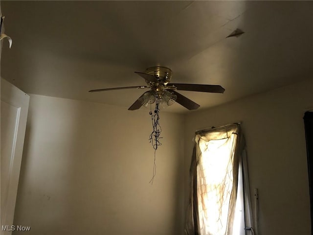 room details featuring ceiling fan