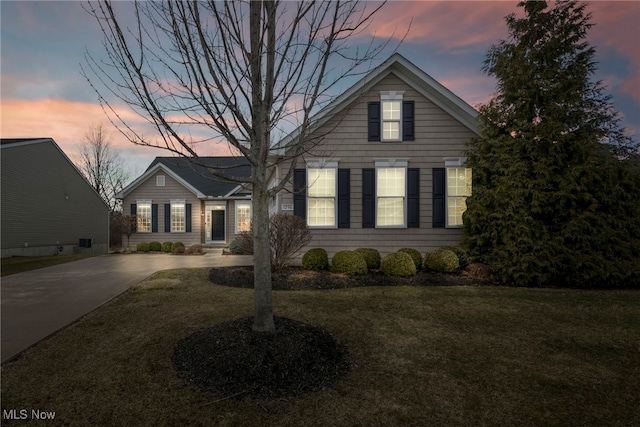 view of front of home featuring a front yard