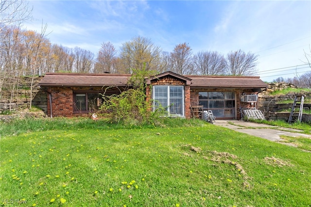 view of front of property featuring a front yard and brick siding