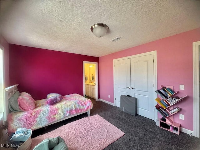 bedroom featuring a textured ceiling, carpet floors, visible vents, baseboards, and a closet