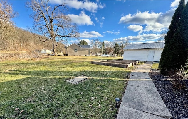 view of yard featuring an outbuilding