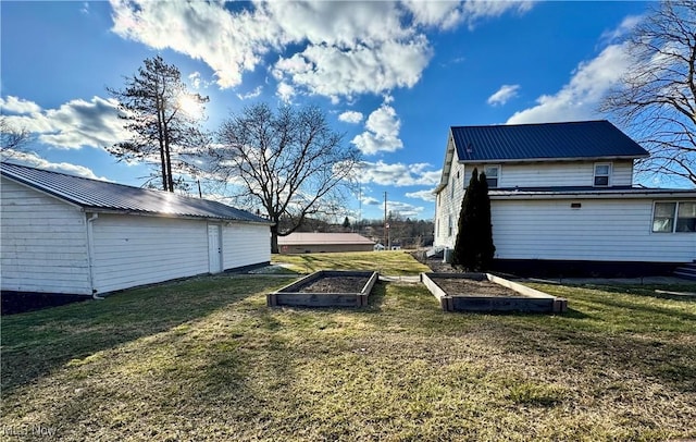 view of yard featuring a vegetable garden