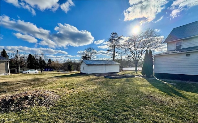 view of yard with an outbuilding