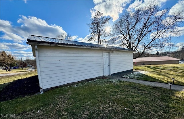 view of outdoor structure featuring an outbuilding