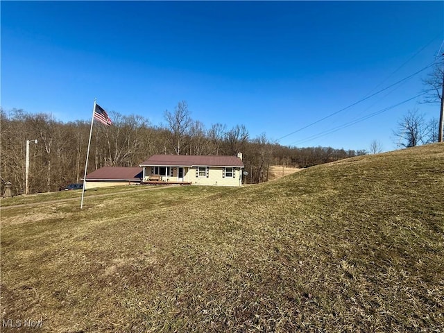 view of front of property featuring a front lawn