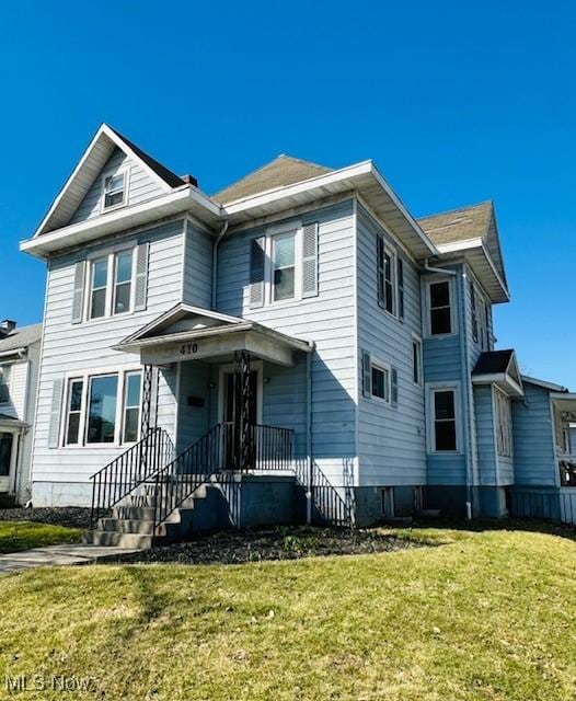 view of front facade featuring a front yard