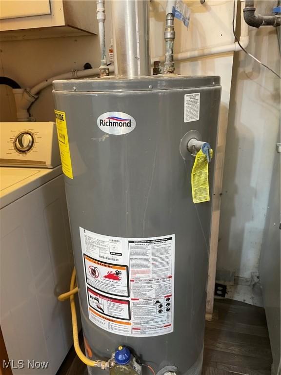 utility room with washer / dryer and water heater