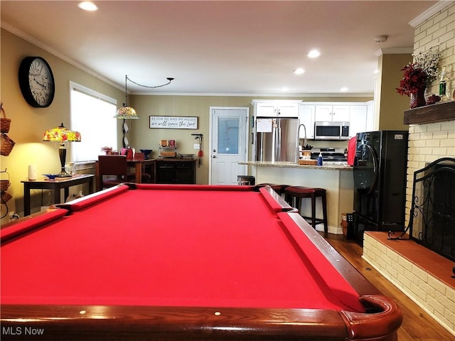 game room featuring billiards, ornamental molding, wood finished floors, and recessed lighting