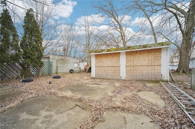 detached garage featuring a shed