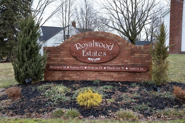 view of community / neighborhood sign