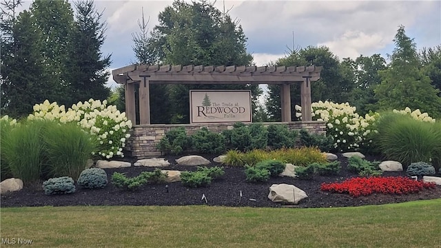 community / neighborhood sign featuring a yard