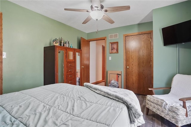 bedroom featuring visible vents, a closet, and a ceiling fan