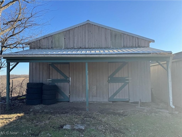 view of outdoor structure featuring an outbuilding