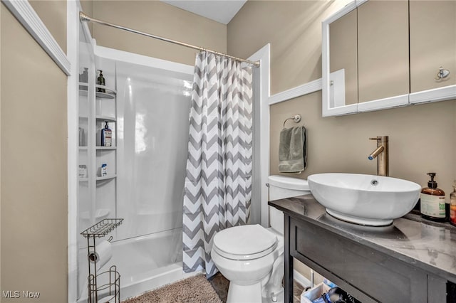 full bathroom featuring curtained shower, toilet, and vanity