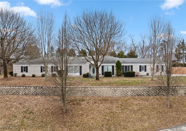 ranch-style house featuring a front yard