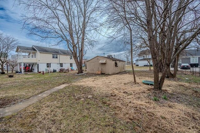view of yard with an outbuilding