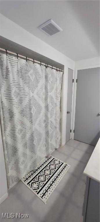 bathroom featuring visible vents and finished concrete floors