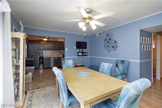 dining area featuring visible vents, a ceiling fan, and ornamental molding