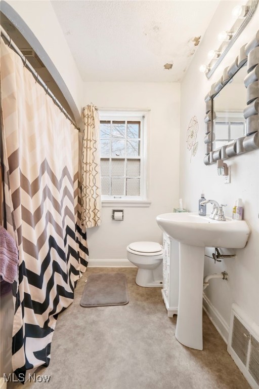 537 Main St, Navarre, OH 44662 - full bath with a shower with shower curtain, toilet, baseboards, and visible vents