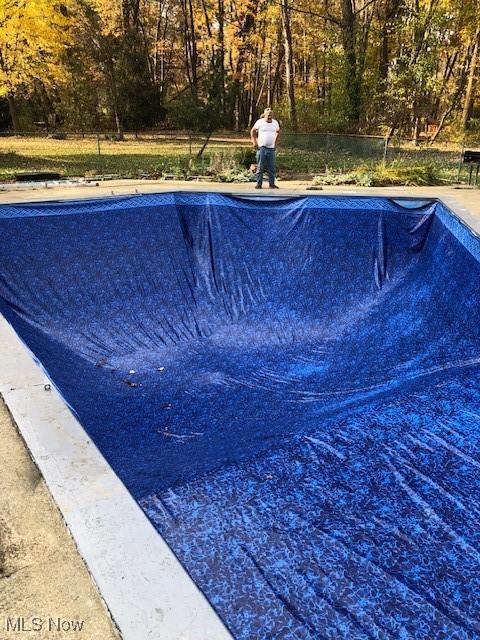 view of swimming pool with an empty pool