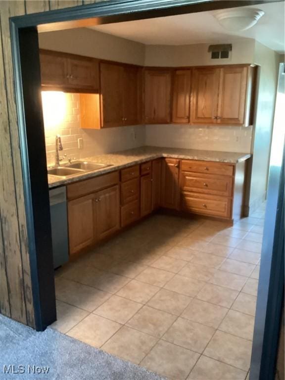 kitchen with visible vents, a sink, light countertops, decorative backsplash, and dishwasher