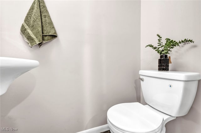 bathroom featuring toilet and baseboards