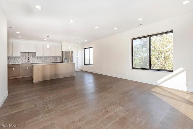 27500 Cedar Rd Unit 804, Beachwood, OH 44122 - unfurnished living room featuring a sink, dark wood-style floors, recessed lighting, and baseboards