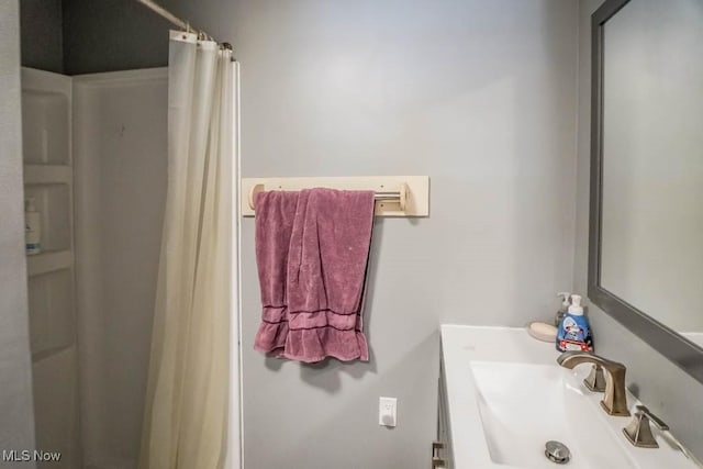 bathroom featuring a shower with shower curtain and vanity