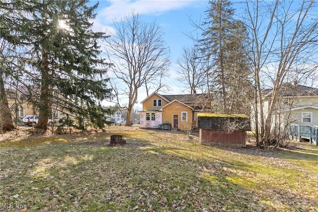 view of yard featuring an outdoor structure