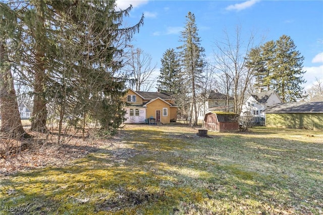 view of yard featuring an outbuilding and a storage shed