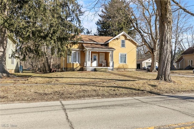 view of front of house featuring a porch and a front lawn