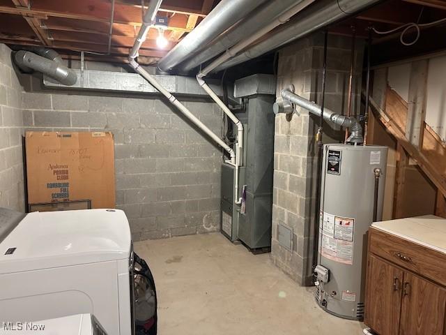 utility room with heating unit, washer / clothes dryer, and water heater