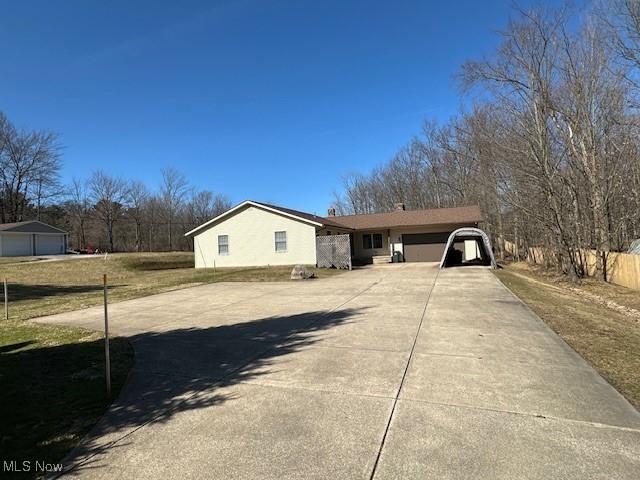 view of front of property featuring driveway