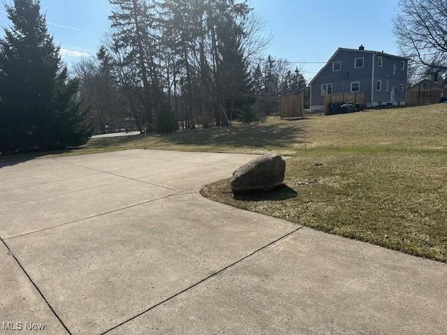 view of yard featuring driveway