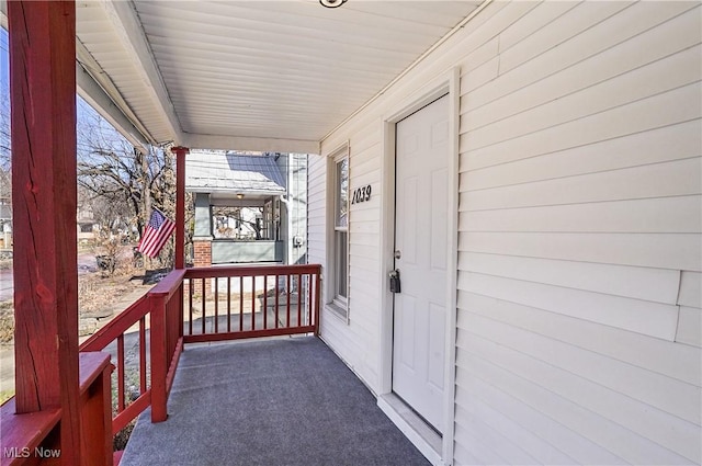 property entrance featuring a porch