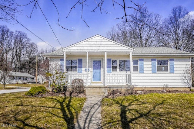 view of front of house featuring a porch and a front yard