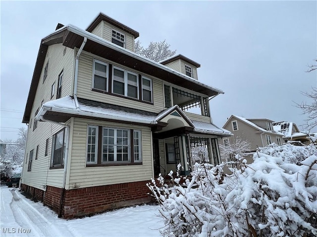 view of american foursquare style home