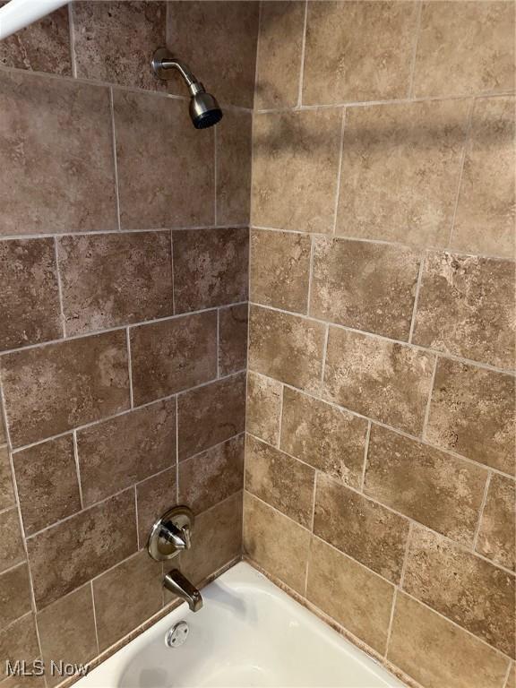 details with bathtub / shower combination