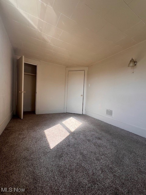 unfurnished bedroom featuring carpet floors