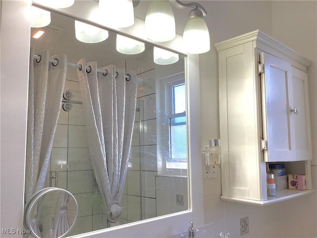 bathroom featuring a shower with shower curtain