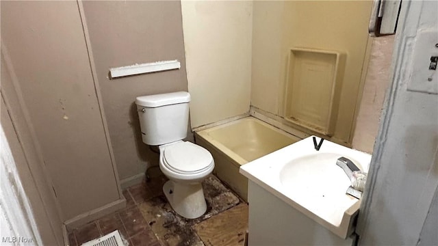 full bathroom featuring visible vents, a washtub, toilet, and vanity