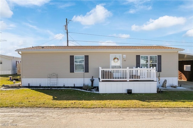 manufactured / mobile home featuring a front yard