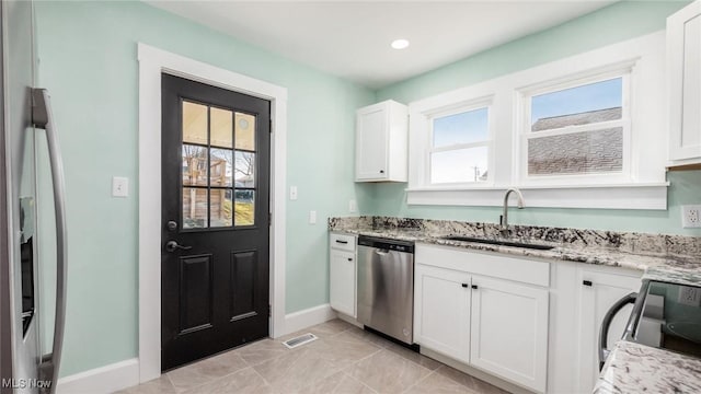 kitchen featuring a sink, plenty of natural light, visible vents, and stainless steel appliances